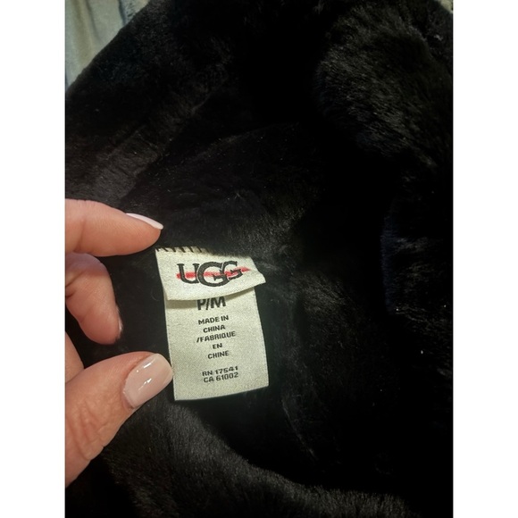 UGG
Shearling Bucket Hat - Picture 2 of 3